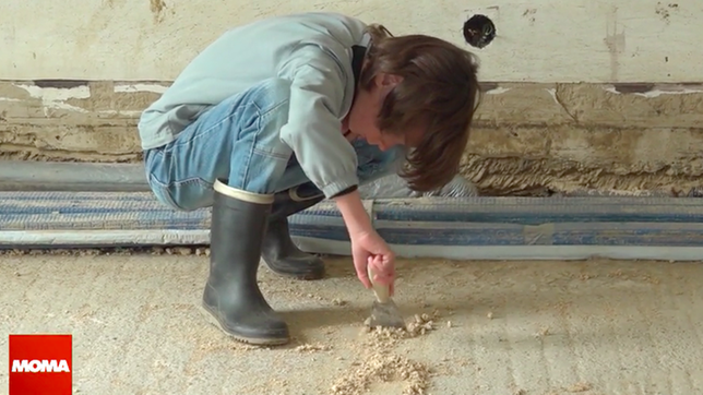 Insul: Kind spielt auf der Baustelle
