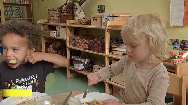 Kinder essen in einem Kindergarten, Kita