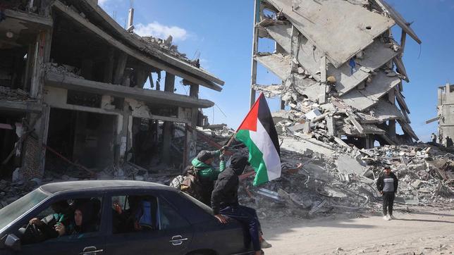 Inmitten der zerstörten Stadt Gaza weht die palästinenische Fahne 