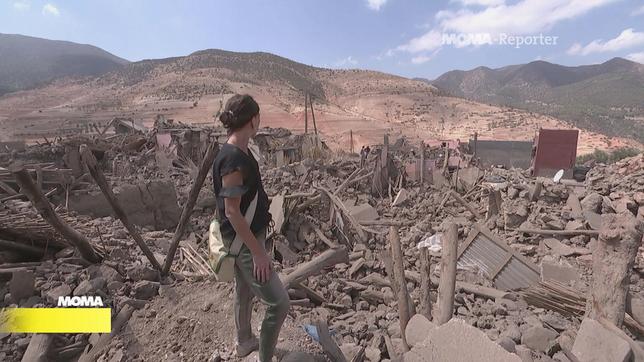 MOMA-Reporterin Kristina Böker auf den Trümmern eines zerstörten Dorfes im Atlas-Gebirge