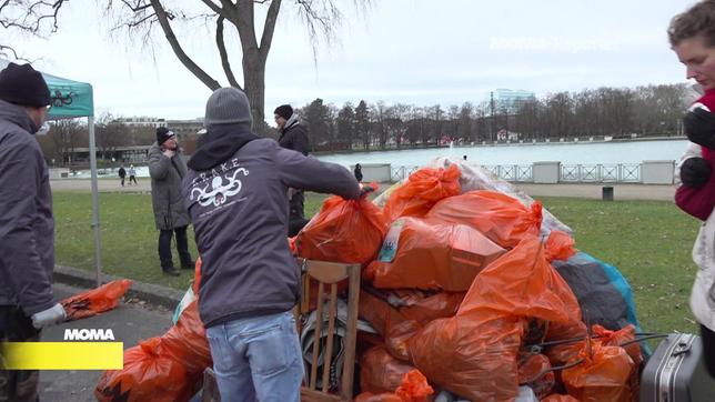 Freiwillige sammeln am Aachener Weiher Müll der Silvesternacht ein.  