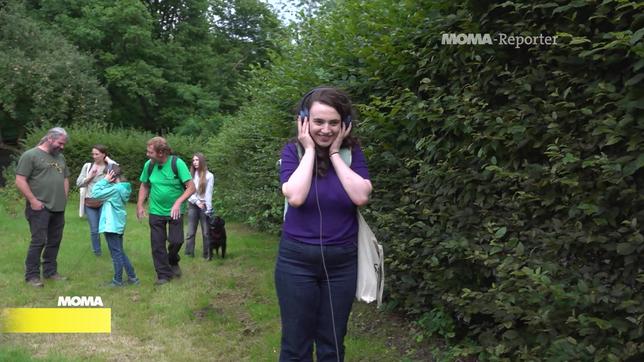 MOMA-Reporterin Pauline Deichelmann hört dem Wald zu.