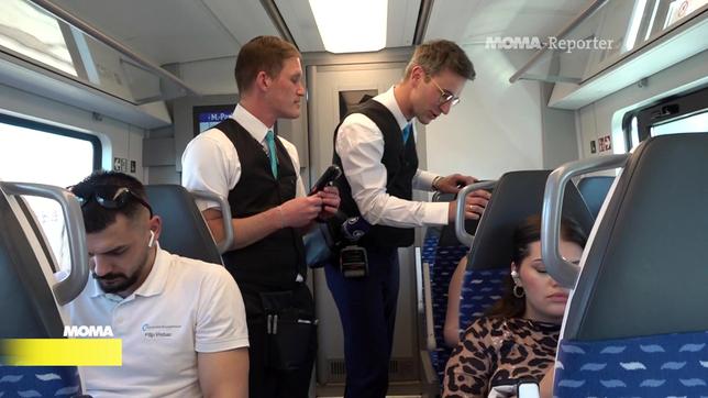 MOMA-Reporter Andreas Herz ist als Zugbegleiter im Einsatz. 