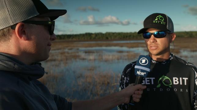 MOMA-Reporter Torben Börgers und der konservative Wähler Kevin Bortz in den Sümpfen Floridas.