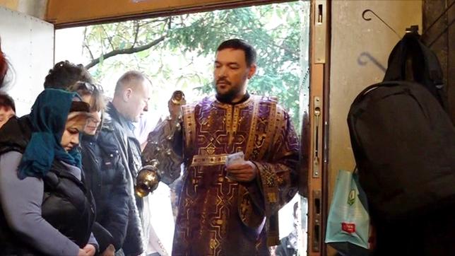 Ukrainer und Russen beten gemeinsam 
