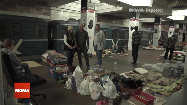 MOMA-Reporter Robert Kempe in der U-Bahn in Charkiw