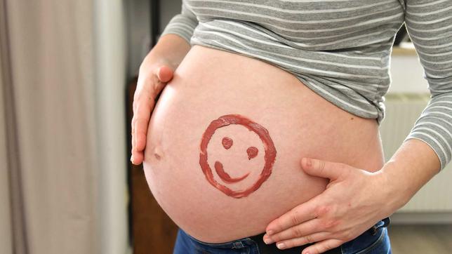 Schwangerer Bauch mit Smiley