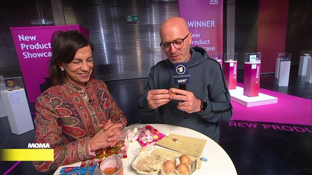 Ernährungswissenschaftlerin Dagmar von Cramm und Reporter Jens Eberl entdecken das Nougat-Ei in der Eierschale.