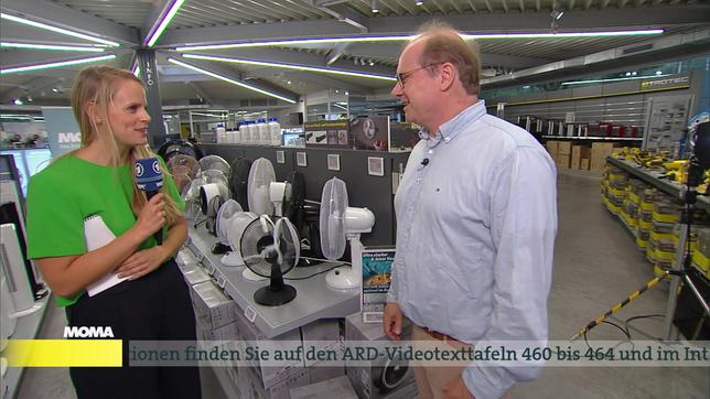 Reporterin Svenja Kellershohn und Energieberater Thomas Bertram testen Ventilatoren