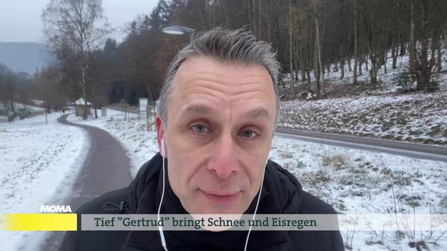 Reporter Axel John am Fuße der Burg Trifels, Annweiler in Rheinland-Pfalz