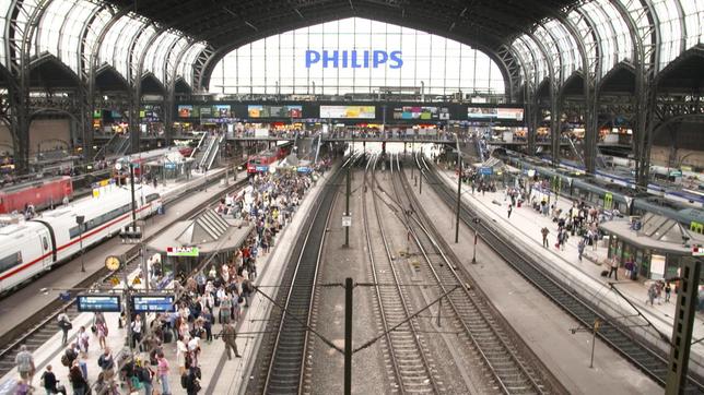 Ein voller Bahnsteig im Hamburger Hauptbahnhof.