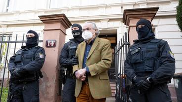 Bild: dpa Polizisten führen Heinrich XIII. Prinz Reuß bei einer Razzia gegen sogenannte "Reichsbürger" ab.