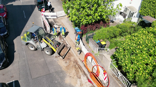 Blick aus der Vogelperspektive auf eine Baustelle im Rahmen des Glasfaserausbaus