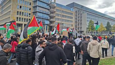Menschen auf einer pro-palästinensischen Demonstration am 28.10.2023 in Leipzig