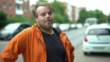 Christoph, Lieferando-Kurier, in orangener Arbeitskleidung