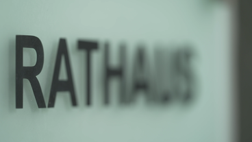 Bild: SWR Schild mit der Aufschrift "Rathaus"