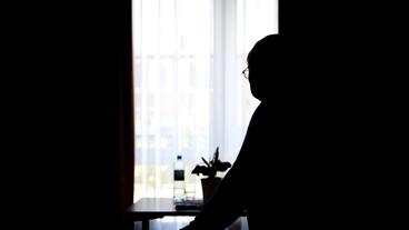 Bild: picture alliance Alter Mann schaut aus dem Fenster