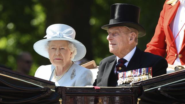 Bild: picture alliance / Geisler-Fotopress/Steve Vas Königin Elizabeth II. mit Ehemann Prinz Philip bei der Militärparade 'Trooping the Colour' zu Ehren des Geburtstags der Queen auf der Prachtstraße The Mall. London, 17.06.2017