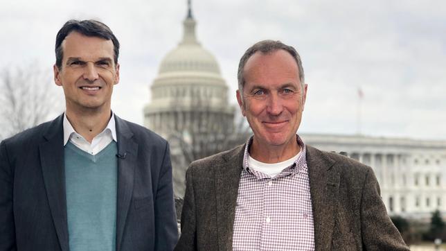 Die beiden Autoren Klaus Brinkbäumer und Stephan Lamby vor dem Kapitol in Washington.