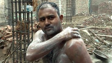 Ashok wäscht sich nach der Arbeit.