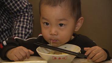 Ein Kind mit einer Suppe