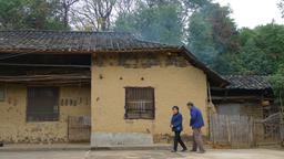Ye Keyun (63) und seine Frau Gao Meihua (61) vor ihrem Haus im Dorf Chaziqiao, Ningxiang, in der Provinz Hunan.