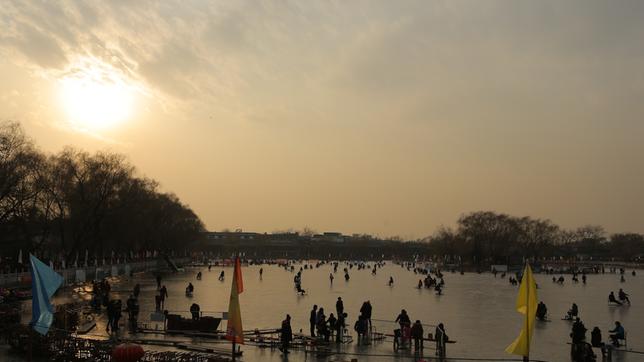 Der Qianhai-See in Peking - Eisvergnügen, längst kostenpflichtig. Der ganze See ist umzäunt, der Eintritt kostet etwa 2 Euro. 