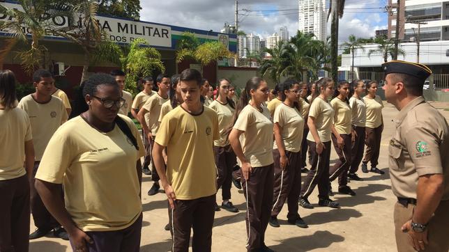In Reihen angetretene Schülerinnen und Schüler in militärischen Uniformen