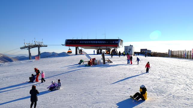 Eines der Skigebiete in der Region. Weil der natürliche Schnee nicht ausreicht, ist der Großteil Kunstschnee. Kalt genug ist es aber, heute in den frühen Morgenstunden waren es -18ºC, am Nachmittag -5ºC. 