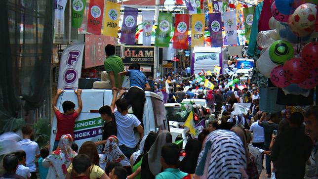 Menschen in einer Straße in Diyarbakir beim Wahlkampf