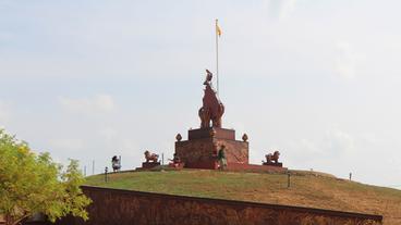 In Sri Lanka sieht man viele Denkmäler. Sie erzählen von Helden und erinnern an den Krieg. Opfer der Kämpfe und die Angehörigen werden so stets an ihren Verlust erinnert.