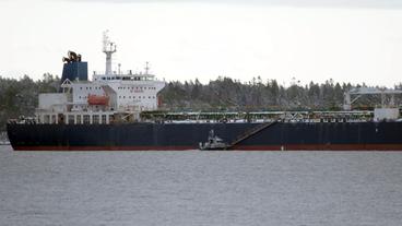 Bild: NDR Schiff in einer Bucht.