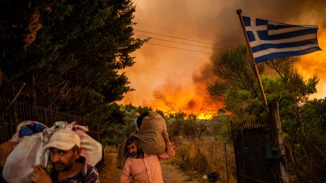Menschen fliehen vor einem Feuer in Griechenland.