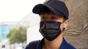 Bild: NDR Ein junger Mann mit Maske und Baseball-Cap