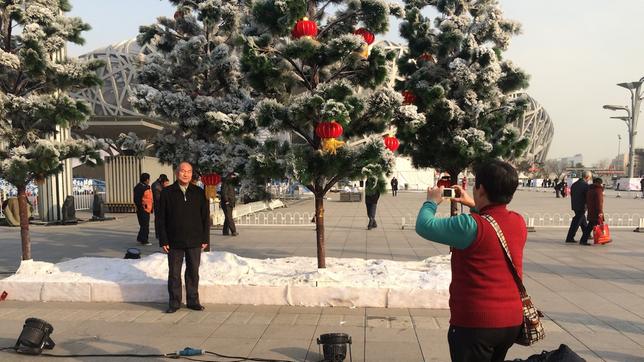 Auch in Peking schneit es nur selten - Foto vor einer Kunstschnee-Hintergrundkulisse