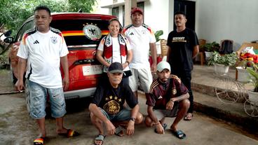 Bild: NDR Familie in Indonesien mit Fan-Artikeln der deutschen Fußball-Nationalmannschaft.