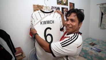 Bild: NDR Ein Mann hält ein Trikot von Joshua Kimmich in die Kamera.