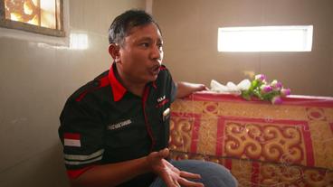 Bild: NDR Jonathan Sambara am Sarg seines Vaters
