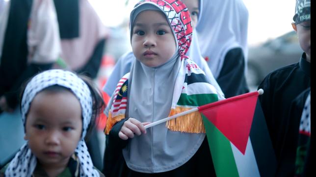 Mädchen mit einer Palästineneser-Flagge.