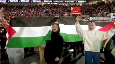 Frauen mit einer Palästineneser-Flagge.