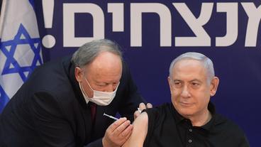 Benjamin Netanjahu (r), Ministerpräsident von Israel, wird im Schiba-Krankenhaus gegen Corona geimpft.