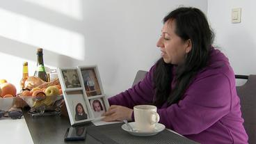 Bild: NDR Frau schaut auf Fotografien.