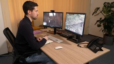 Bild: NDR Vassili Golod schaut sich Videos an.