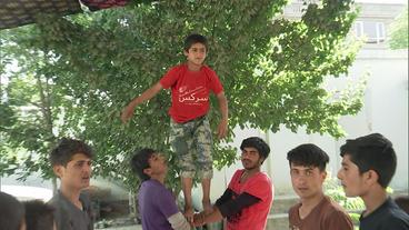 Afghanische Jungen proben artistische Zirkusnummer