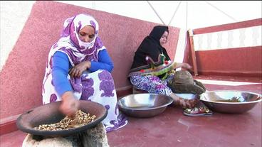 Frauen bei der Produktion von Arganöl