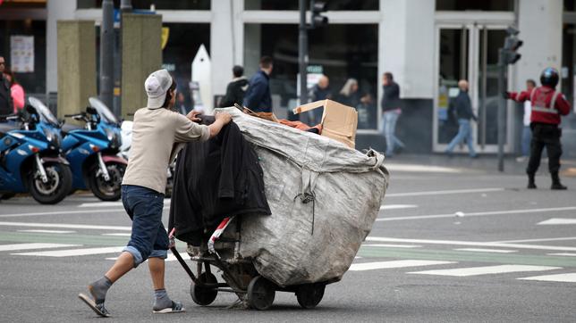 Ein Mann sammelt auf der Straße Kartons.