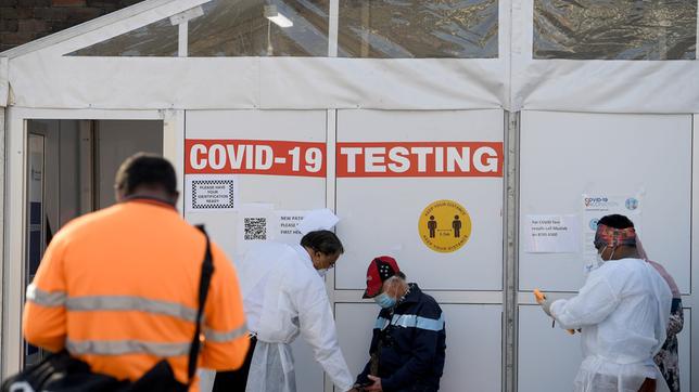 Menschen stehen an einer Corona-Teststation und warten auf einen Covid-Test in New South Wales.