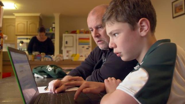 Bild: NDR Vater und Sohn vor einem Laptop, Mutter in Hintergrund in der Küche.