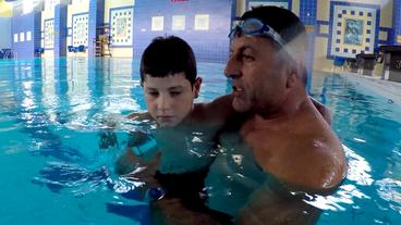 Bassil mit Schwimm-Trainer Kassim Jaber