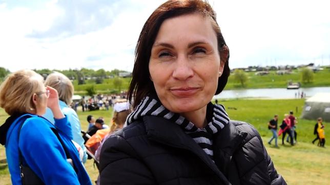 Bild: NDR Eine Frau schaut in die Kamera